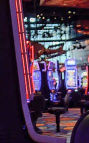Ilustrasi gameplay sportsbook dan slot online di marwah4d di perangkat mobile dengan latar gelap ungu neon